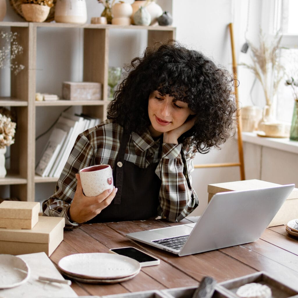 Emprendedor trabajando con herramientas esenciales para emprendedores en 2025, optimizando su negocio con soluciones digitales