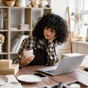 Emprendedor trabajando con herramientas esenciales para emprendedores en 2025, optimizando su negocio con soluciones digitales